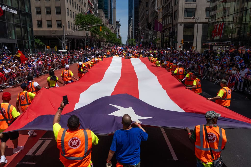 Durante el Desfile Nacional Puertorriqueño en la ciudad de Nueva York, la monoestrellada es la protagonista del recorrido, que va desde la calle 44 hasta la 79. Los boricuas celebran mucho más lo que los une y eligen ignorar los temas que generan división y contienda.