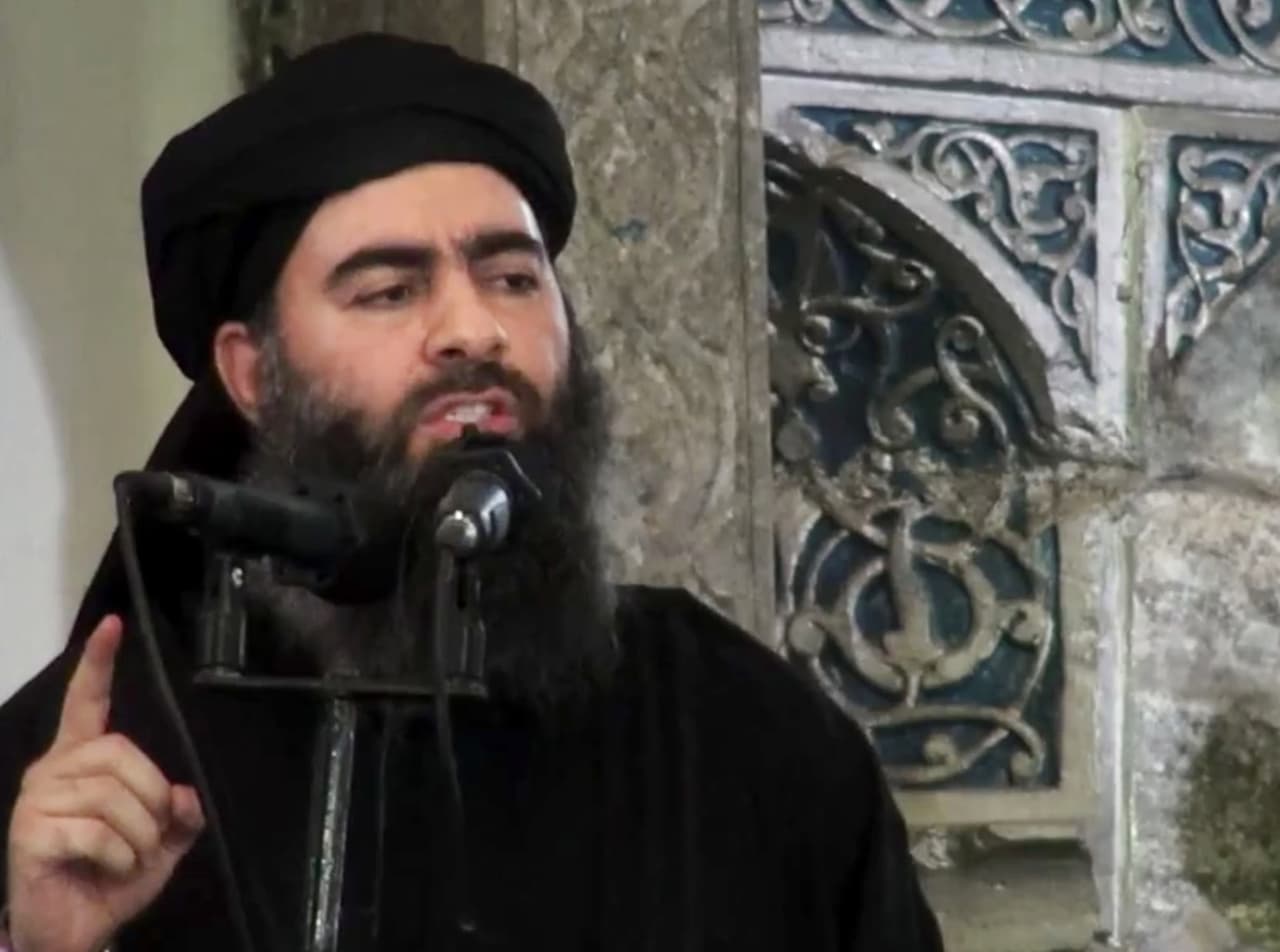 <b>Abu Bakr al-Baghdadi: 10,000,000 de dólares de recompensa. </b>Uno de los principales líderes principales de ISIS es también uno de los hombres más buscados del mundo. En 2015 el ejército de Irak afirmó que su fuerza aérea destruyó un convoy de vehículos en el que viajaba al-Baghdadi,
<a href="https://www.univision.com/organizaciones/isis/el-lider-del-grupo-estado-islamico-abandona-su-bastion-en-mosul-y-huye-al-desierto">pero su destino aún es desconocido.</a>