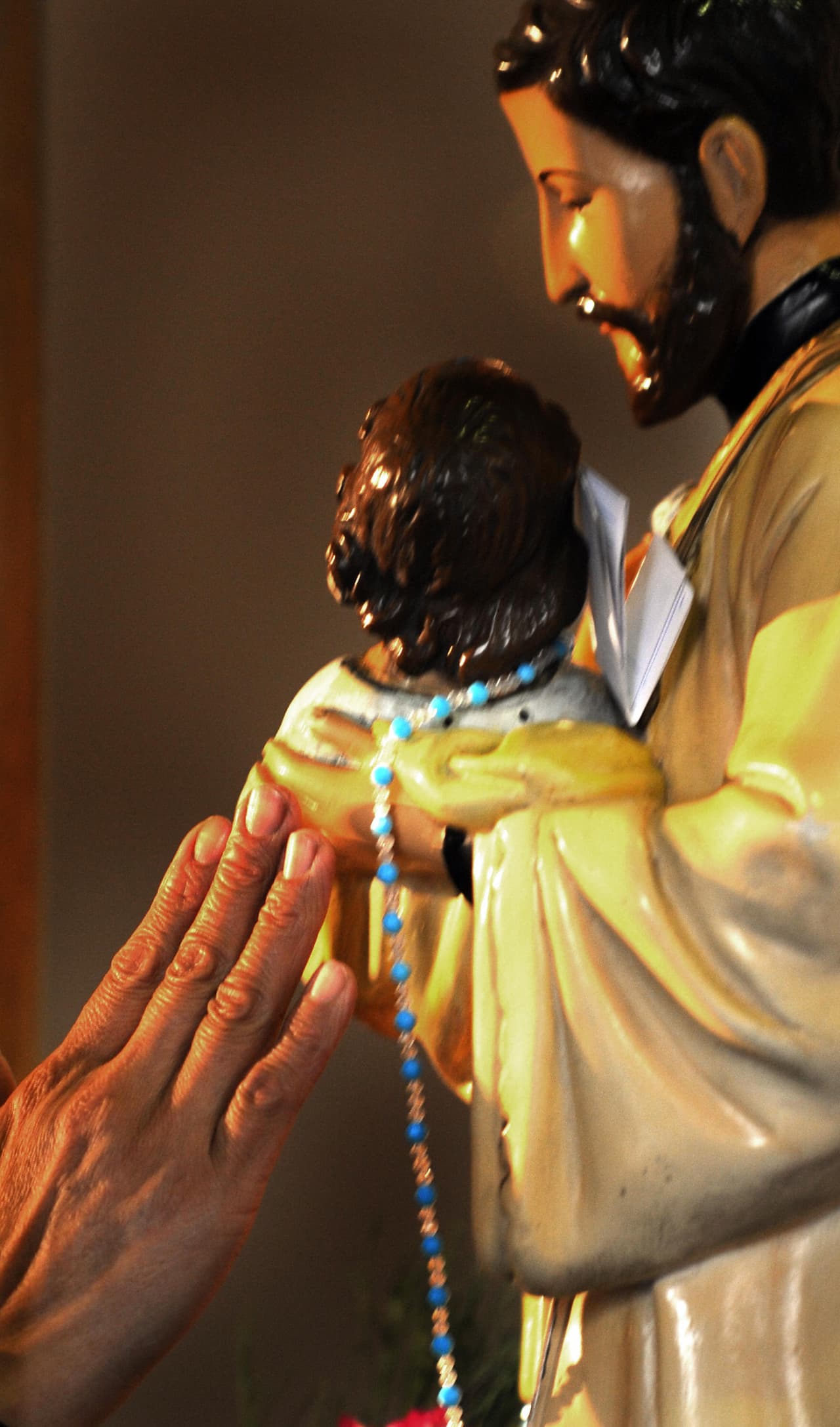 La chica estaba a punto de perder una pierna por la gangrena, y se dice que Cayetano fue a visitarla, le besó su extremidad y le hizo la señal de la cruz. Al poco tiempo la mujer mejoró y evitó que le amputaran su pierna y así, se le considera su primer milagro.