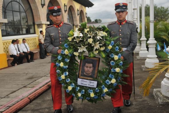 Los féretros de Gilmar Agusto Morales Castillo, Hermelindo Maquín Huertas y Santos Enrique Agustín Hernández fueron recibidos con honores por el mandatario, el embajador de México en el país, Eduardo Ibarrola, y varios ministros de gobierno en la sede de la Fuerza Aérea.