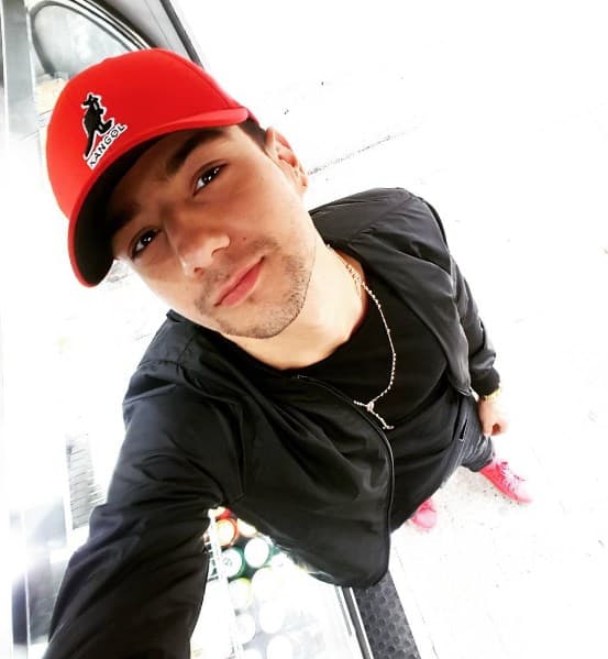 El rojo es de sus colores preferidos. Luis Coronel tiene mucho estilo a la hora de lucir gorras.