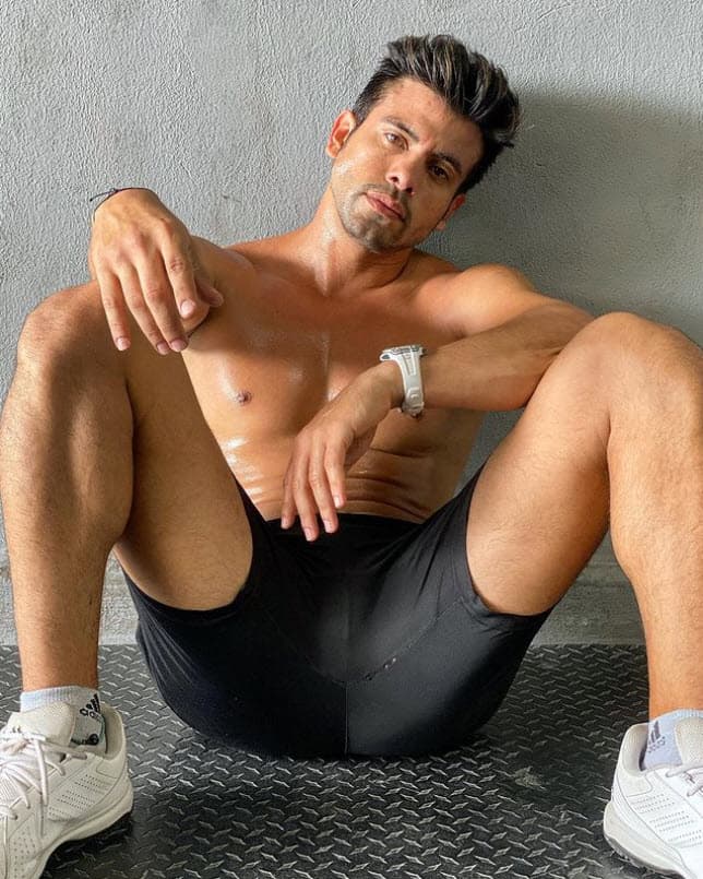 Efraín Ruales murió el miércoles 27 de enero, cuando fue atacado con armas de fuego, mientras se transportaba en su vehículo, tras haber dejado el gimnasio al que asistió junto con su novia. Recibió cuatro impactos de bala.