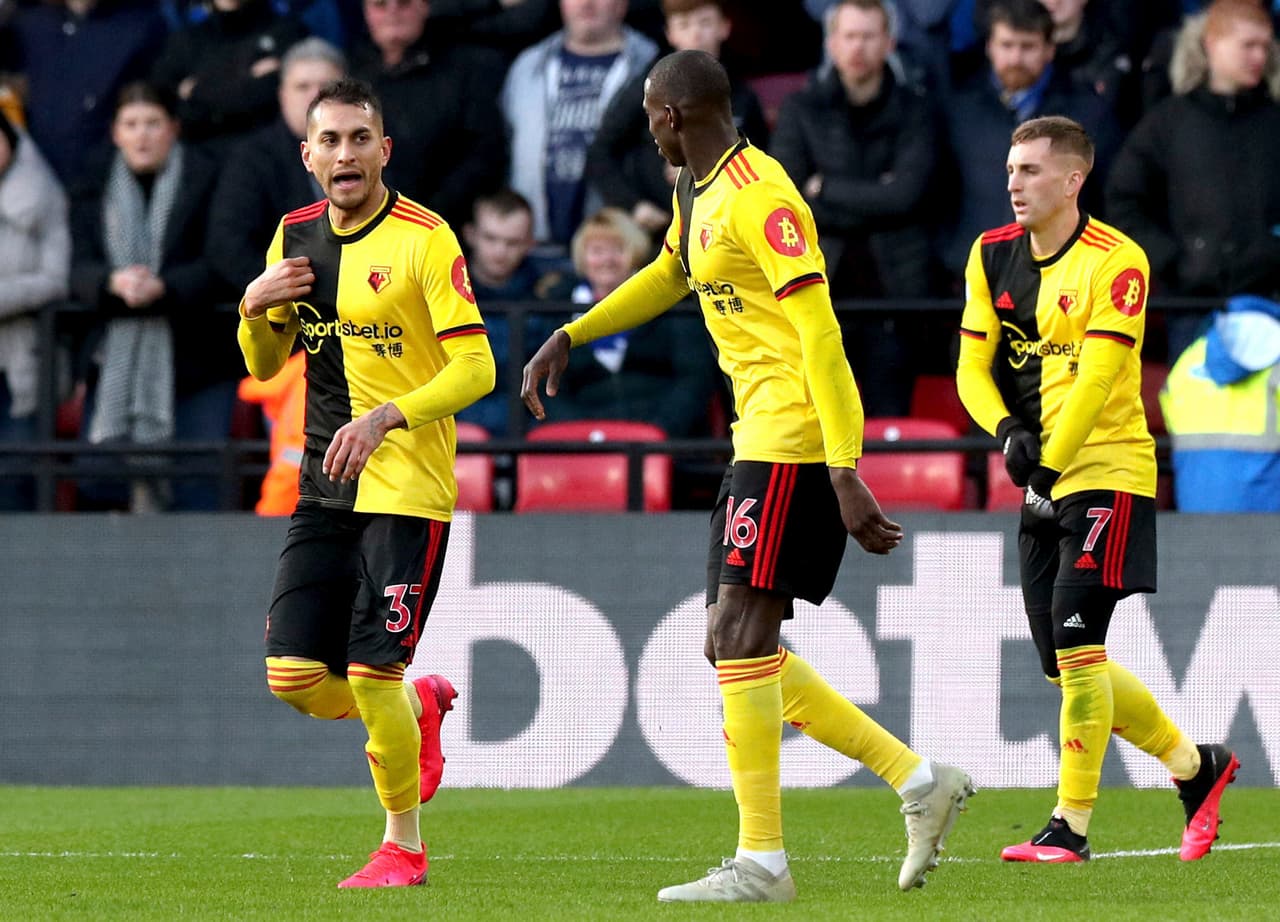 Watford aísla a dos jugadores y la Premier League corre riesgo