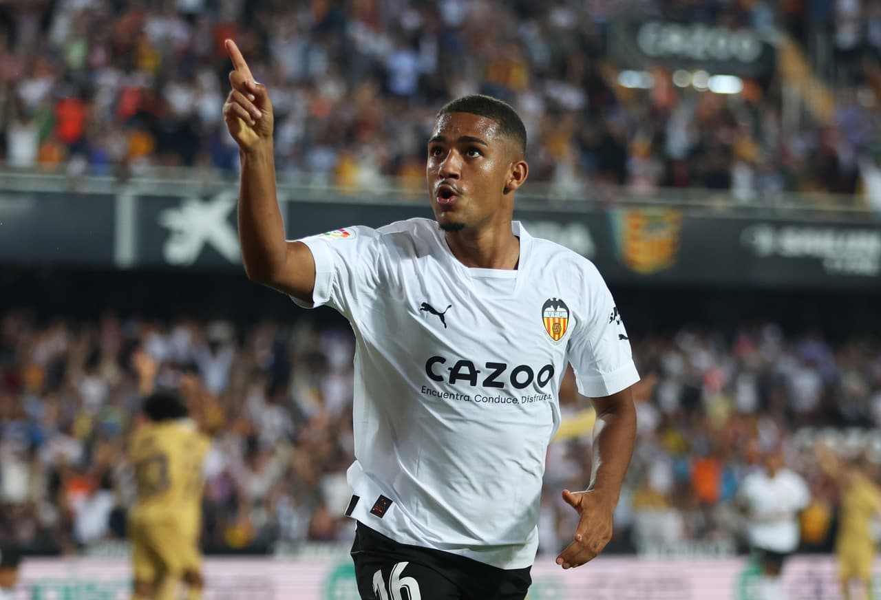 Barcelona venció de último minuto 0-1 al Valencia en Mestalla con un gol cardíaco de Robert Lewandowski; los Chés perdieron a Cavani por lesión.