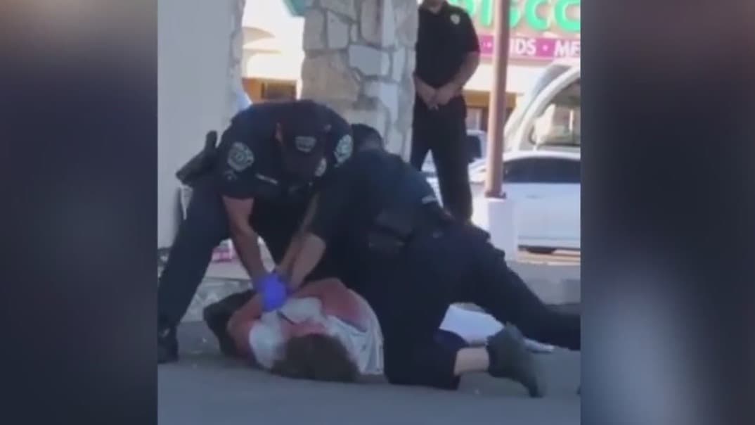 Captan en video a policía de Austin golpeando en repetidas ocasiones a una mujer durante un arresto