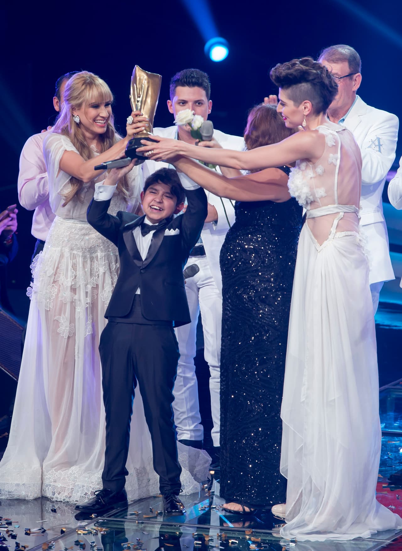 Después de 10 semanas de duro trabajo, la familia Barraza se corona como ganadora de Me Pongo de Pie, Paty Cantú y los Cervantes obtuvieron el segundo lugar, y Río Roma y los García el tercero, aunque estos últimos no quedaron conformes. Entre los invitados especiales estuvieron la Banda MS y La Arrolladora Banda El Limón.