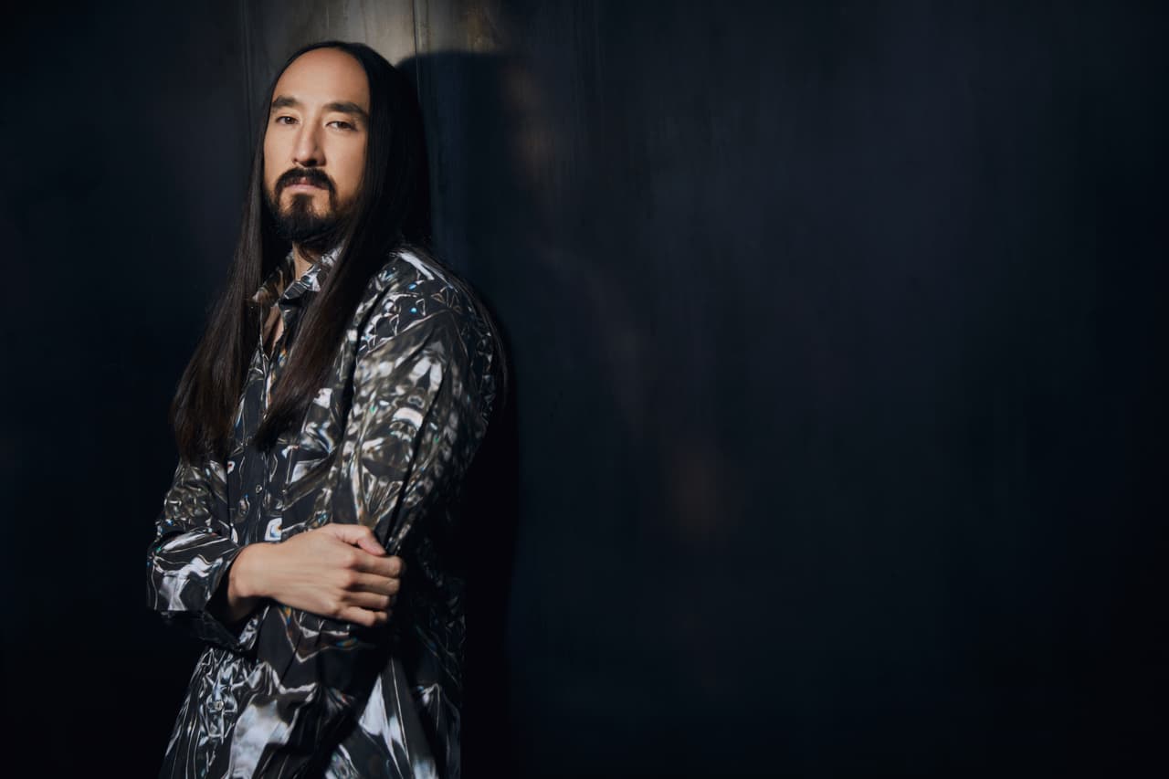 <h2 class="cms-H2-H2">Steve Aoki llegará a los Latin AMAs 2024</h2>
<br>DJ y productor musical estadounidense conocido por su energético estilo de música electrónica y por colaborar con artistas de renombre en la industria de la música.
<br>