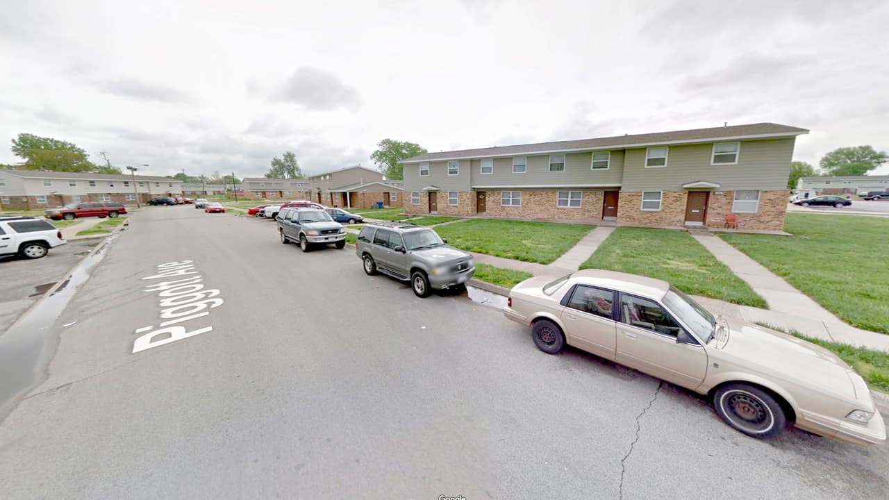 <b>Puesto 3. Centreville, Illinois. Tasa de pobreza: 48.1% (estado: 13.5%). </b>Ingreso medio por hogar: 17,441 dólares (estado: 61,229). Valor medio de la vivienda: 47,900 dólares (estado: 179,700). Población: 5,094. El hogar típico en Illinois gana 61,229 dólares al año, aproximadamente 3,600 más que el ingreso doméstico medio del país. Sin embargo, en Centreville el 48.1% de la población vive por debajo del umbral de pobreza. El 36.9% de la población depende de los beneficios cupones de alimentos, mientras el porcentaje del estado es de 13.3% y del país 12.6%.