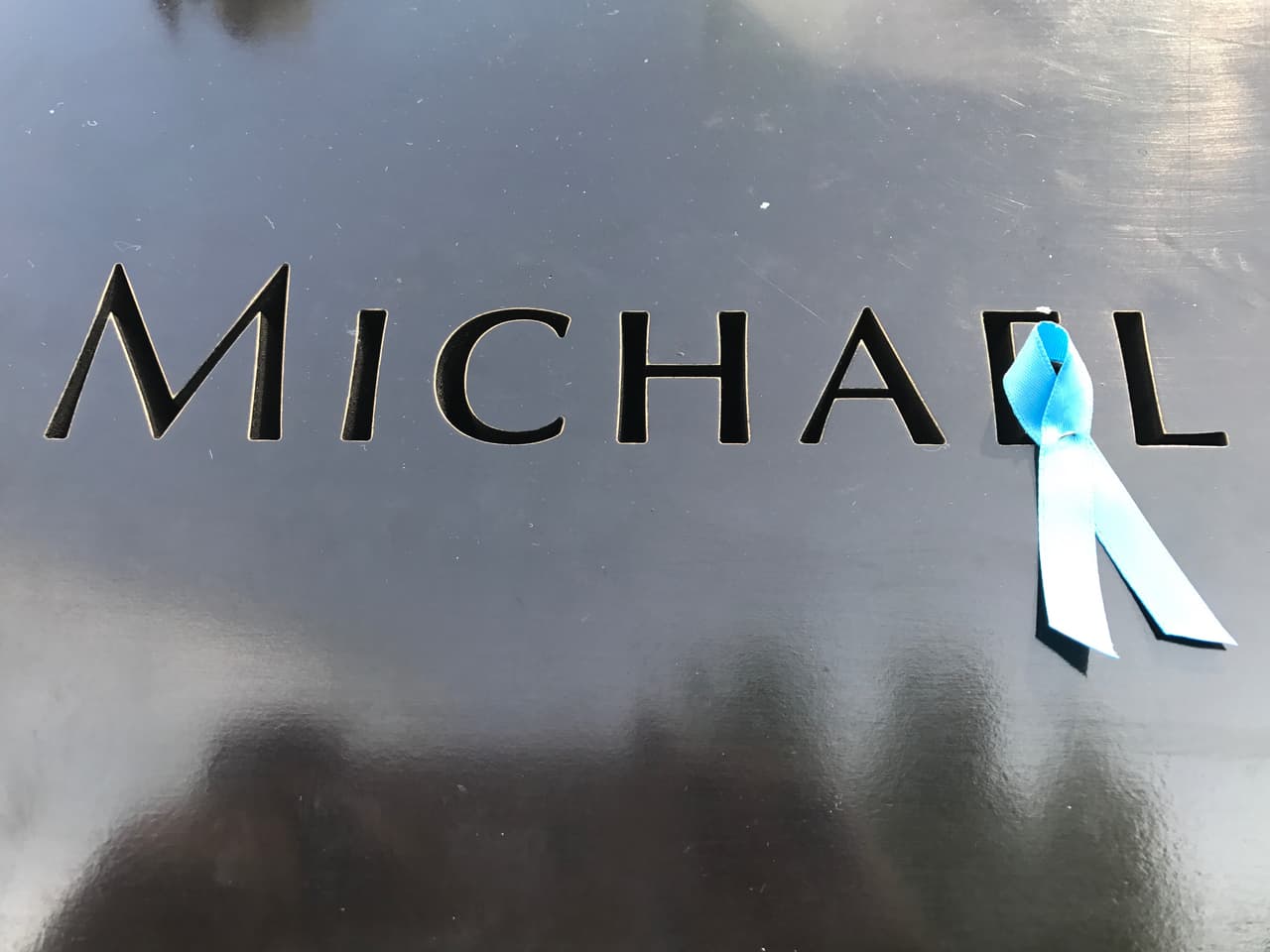 Y un lazo azul para recordar a Michael. (Patricia Vélez)