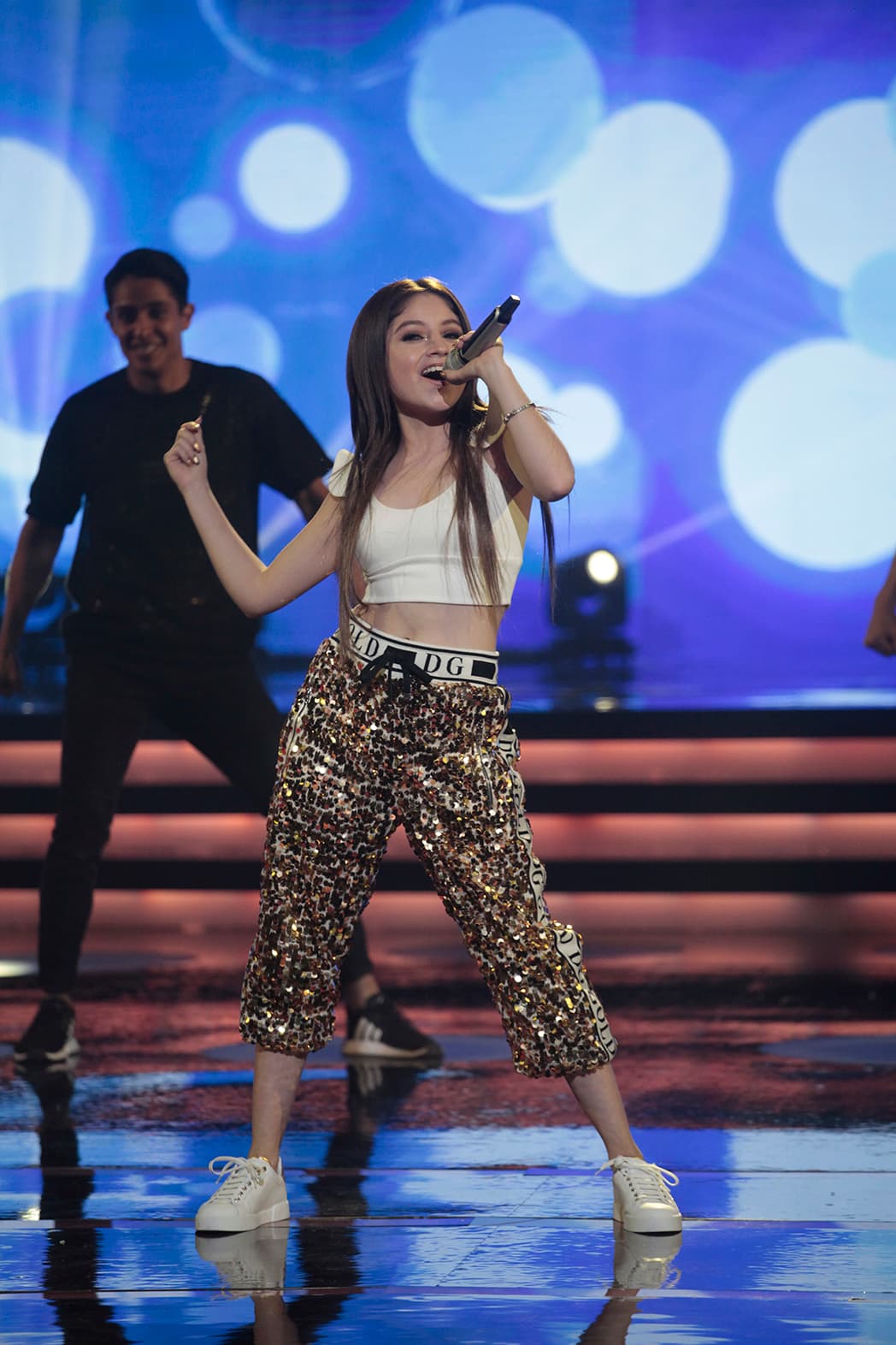 A pesar de los nervios, Karol bailó y cantó en español e inglés, como dicta su famoso tema.