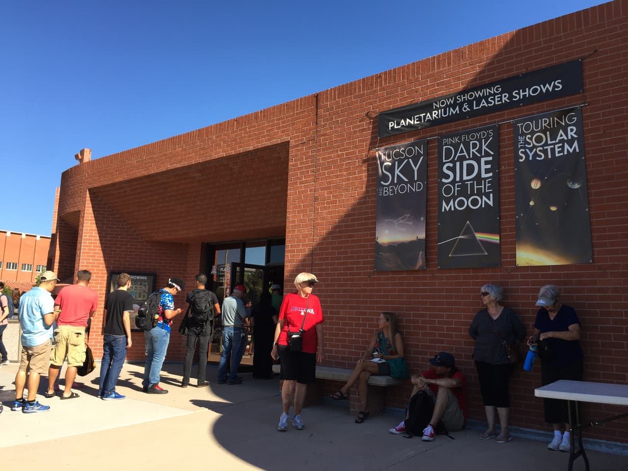 Decenas de personas hacen largas filas para comprar los lentes que están a la venta por 5 dólares.