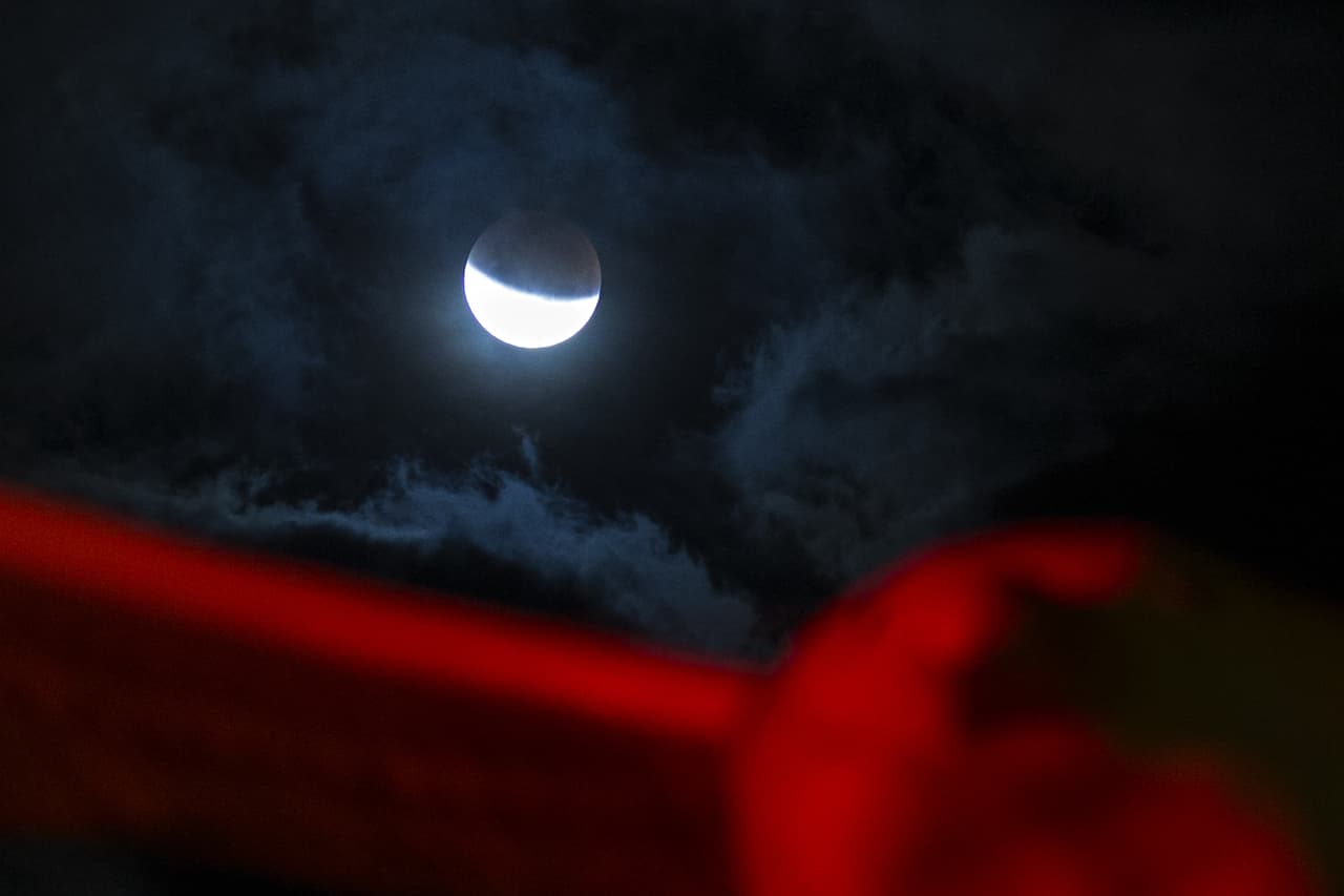 Por otra parte, "dado que este eclipse es casi total, la Luna pasa más tiempo en la umbra de la Tierra que en un eclipse parcial", según la NASA.