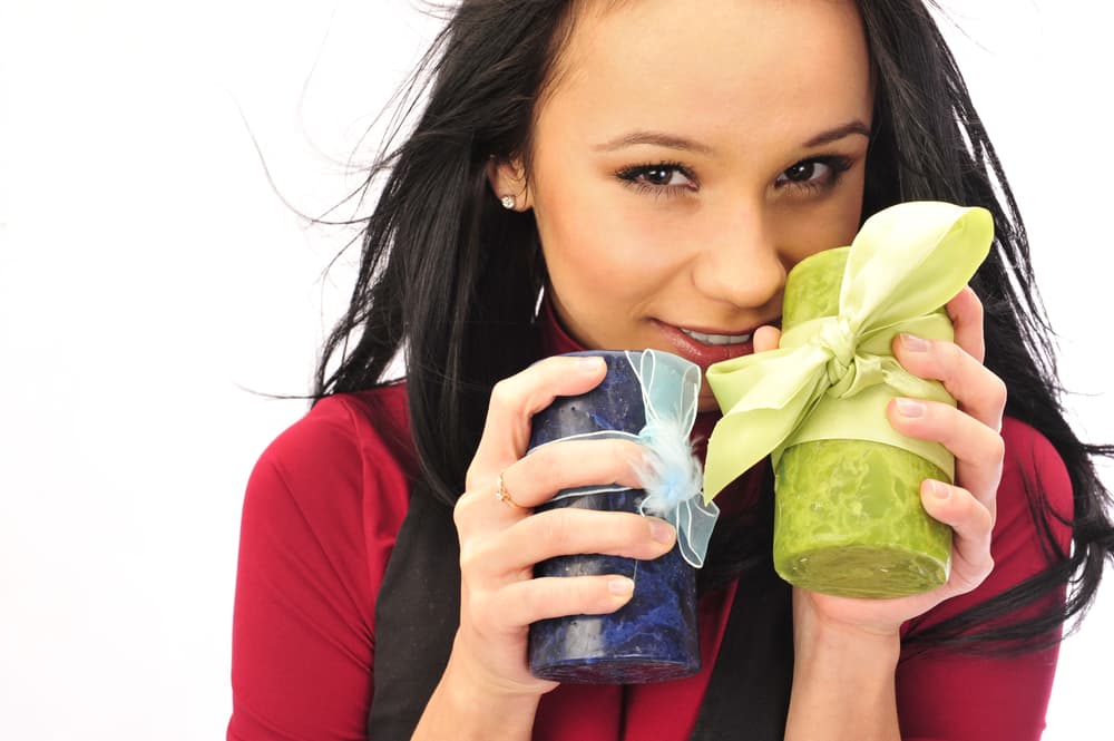 Encender una vela es un ritual mágico, es abrir una puerta, invocar fuerzas y visualizar canales para 
<b>entrar en sintonía con nuestra espiritualidad</b>. Vayamos a prender una...