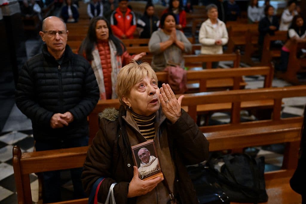 Fieles lloran la muerte del papa Francisco en la Basílica San José de Flores, en Buenos Aires.