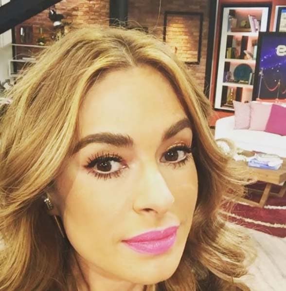 Galilea siempre trae en su bolsa un bálsamo hidratante para no sentir los labios secos. Asegúrate de que contenga miel, karité, cacaó o vitamina E para un mejor resultado.