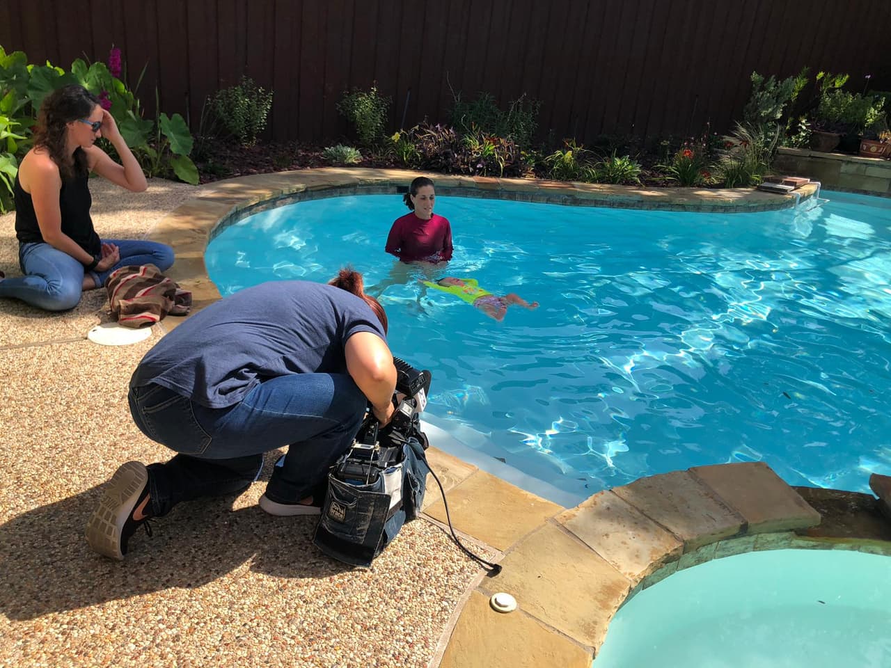 Cada clase consiste en dejar caer al menor al agua simulando un accidente.