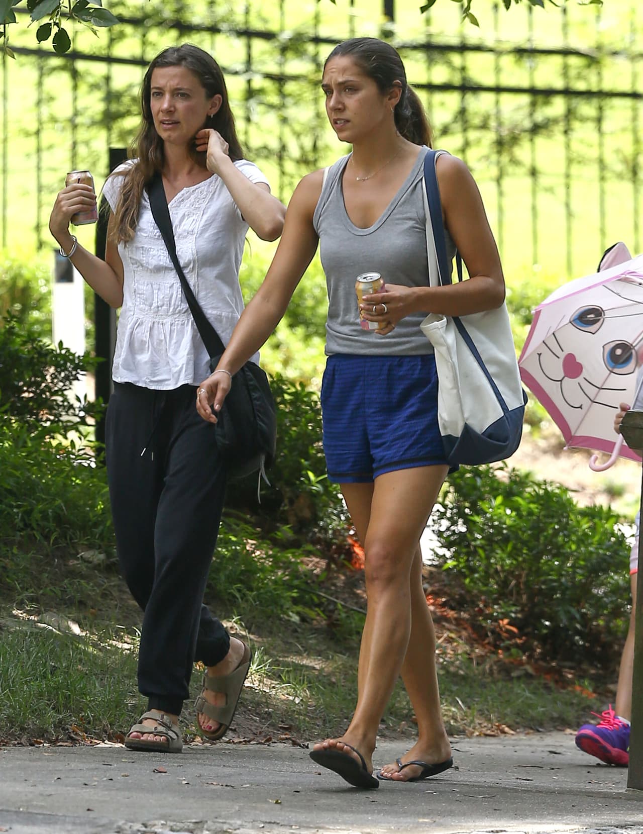 Las nuevas empleadas son jóvenes y atractivas.