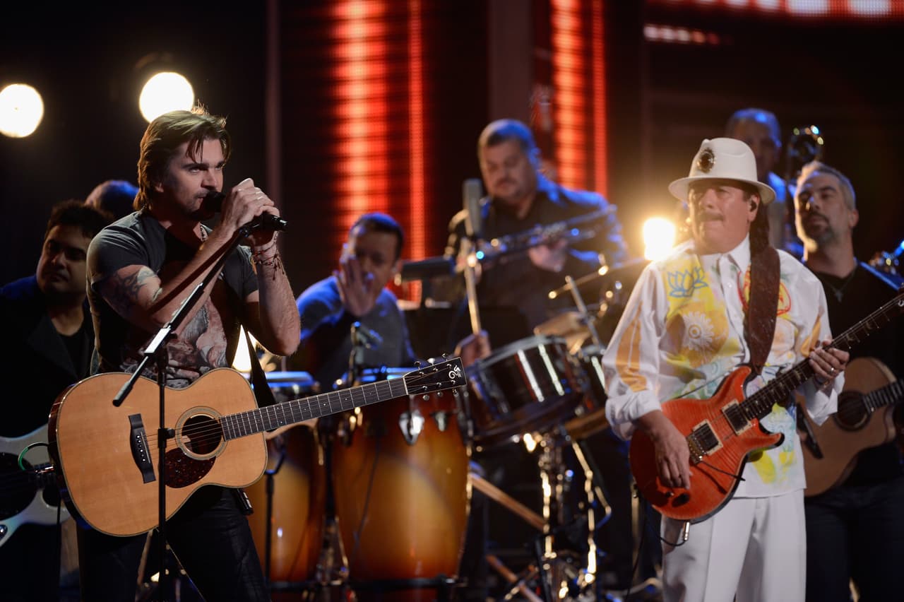 Juanes y Carlos Santana tuvieron uno de los números más espectaculares con el tema 'Fíjate bien'. El colombiano tuvo ese año cuatro nominaciones a Latin GRAMMY.