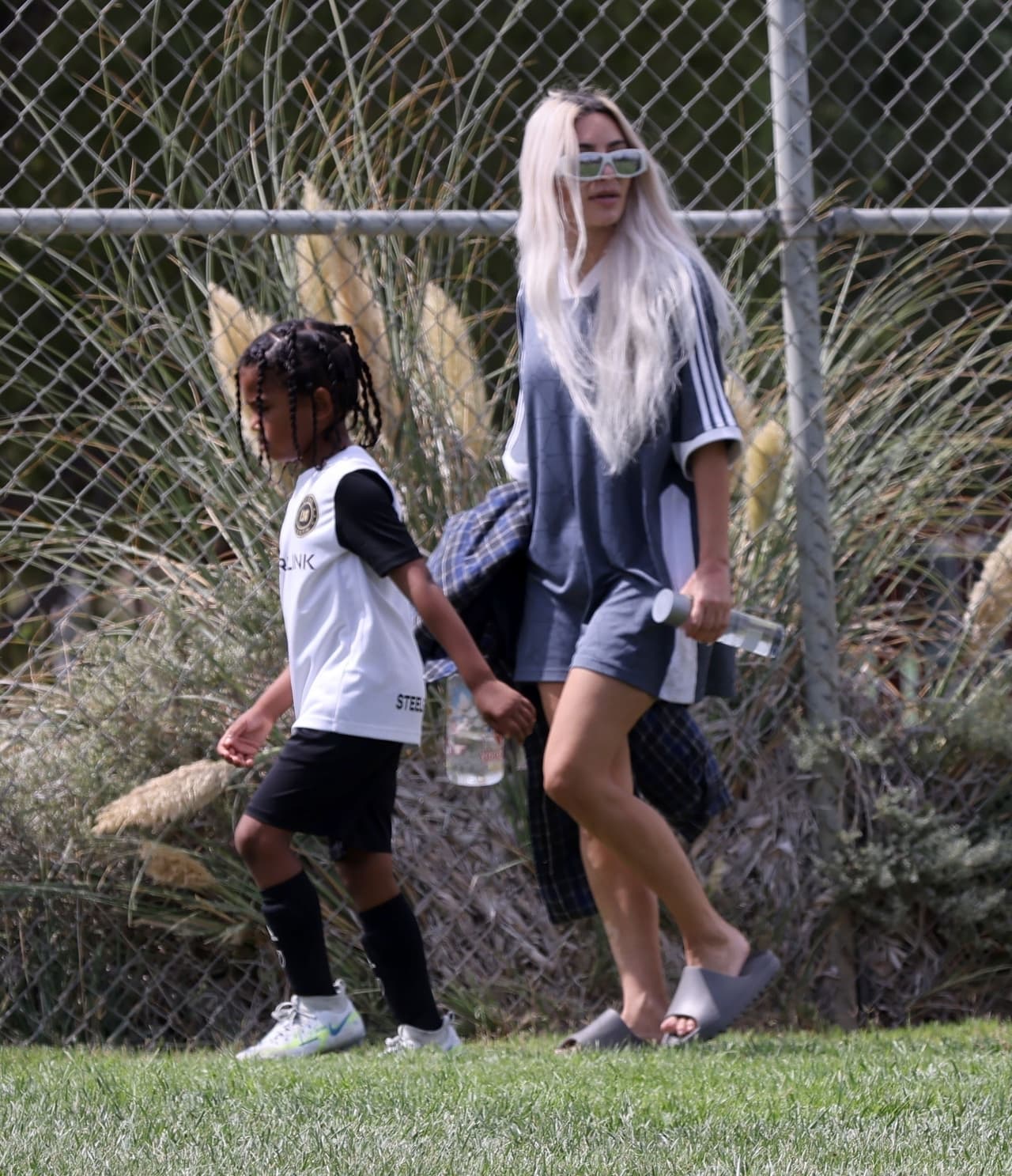 El pequeño portaba su uniforme deportivo en colores blanco y negro.
<br>