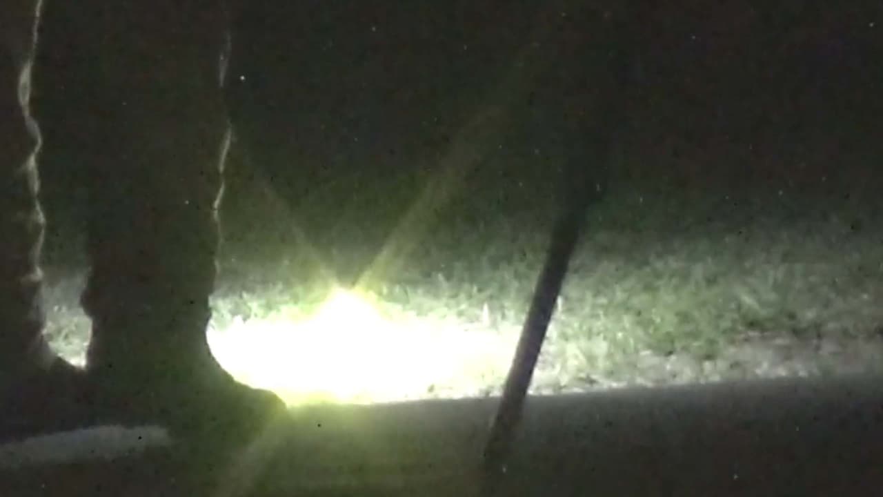 Al llegar las autoridades hallaron a un hombre, de 50 años, muerto en el estacionamiento. "
<b>Esto parece ser un caso de violencia doméstica</b>", indicó el sargento Ben Beall, portavoz de la oficina del sheriff del condado Harris.