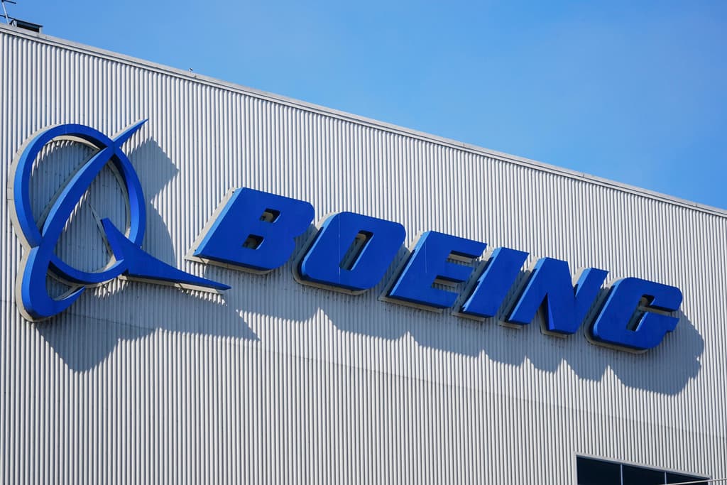 EL logo de Boeing en una fábrica de la compañía en Renton, Washington.