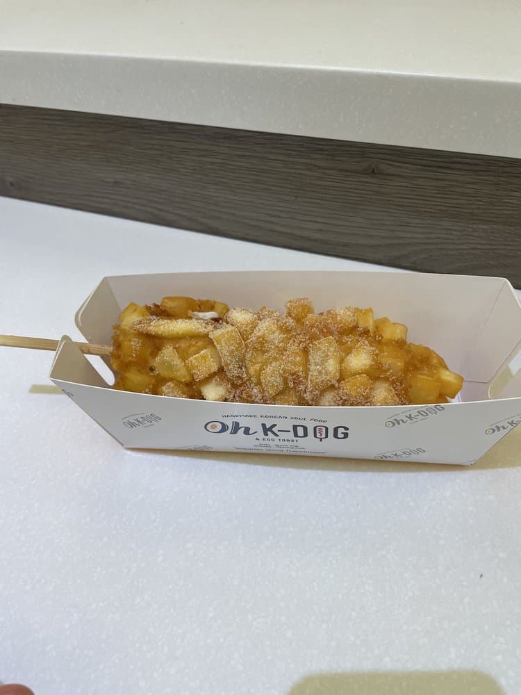 <b>Oh K-Dog – Atlanta</b>
<br>
<b>Dirección</b>: 4400 Ashford Dunwoody Rd Ste 1400. Atlanta, GA. 30346
<br>
<b>Teléfono</b>: (470) 994-9328
<br>
<b>Sitio web</b>: 
<a href="http://www.ohkdog.com">www.ohkdog.com</a> 
<br>
<b><a href="https://www.yelp.com/map/oh-k-dog-atlanta-atlanta">Cómo llegar</a></b>
<br>
<br>Se especializa en vender hot dogs fritos, envueltos en arroz coreano y que incluyen varios tipos de rellenos. En Yelp, usuarios denotaron que los de papa y queso mozzarella estaban entre sus favoritos.