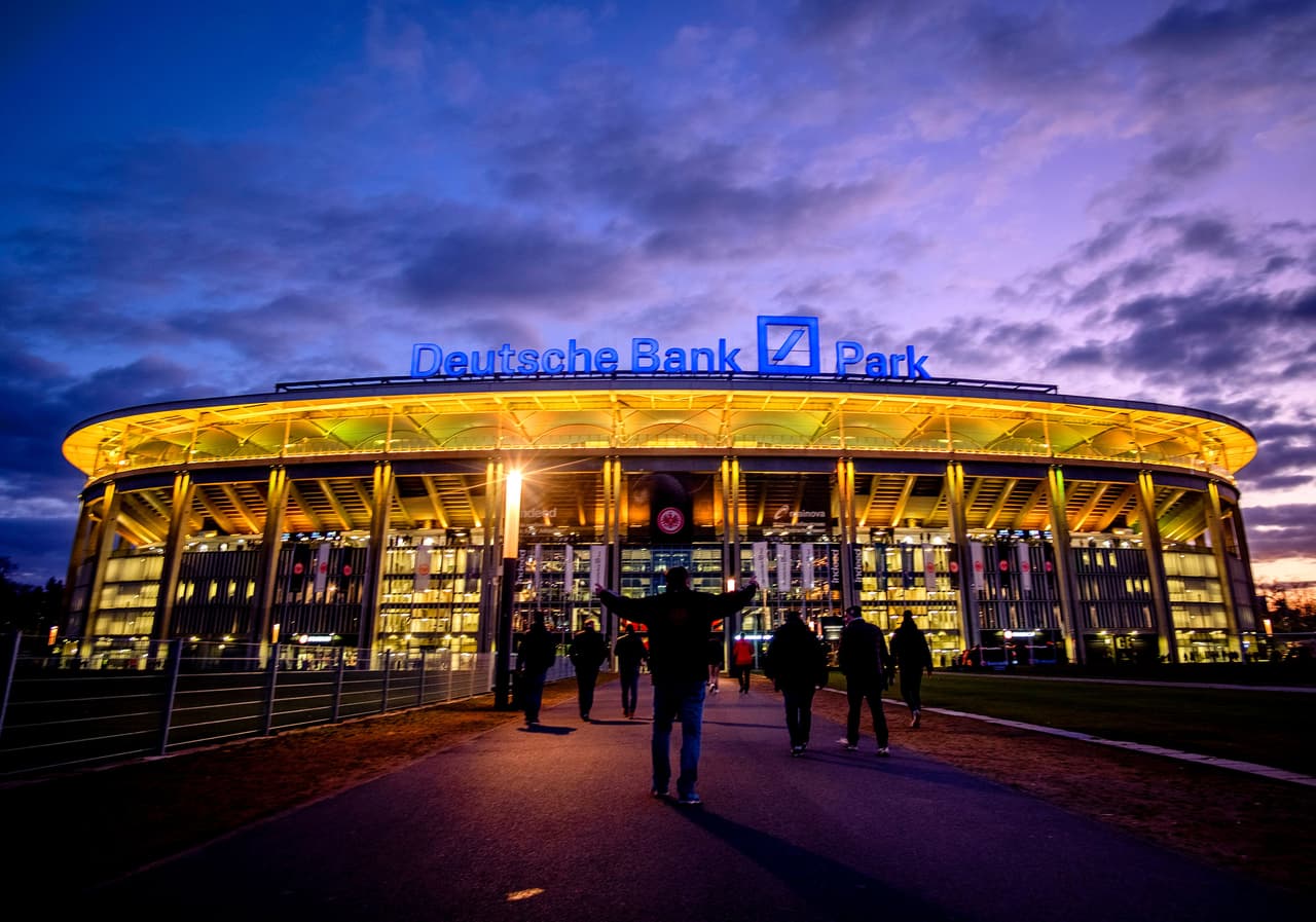 El estadio Deutsche Bank Park de Frankfurt, Alemania, iluminado con los colores de Ucrania antes de un partido de la principal liga de futbol profesional del país, el 26 de febrero.