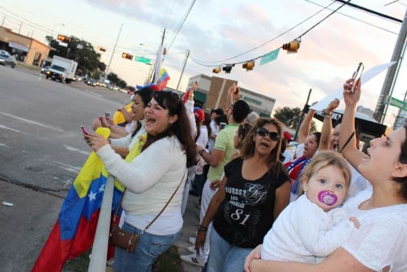A cantos y gritos pidieron paz y libertad en la calle Westheimer, una de las más transitadas de Houston. 