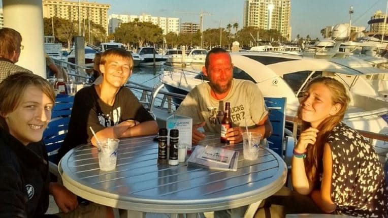 Guardacostas encuentran dos cuerpos de la familia que zozobró en la Florida