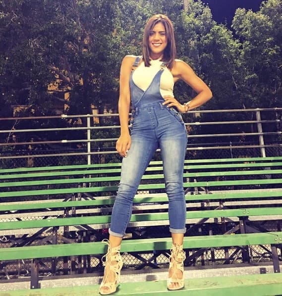 El overol o jumper de mezclilla le da un look muy casual y chic.