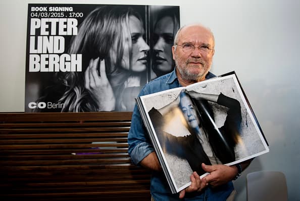 El reconocido fotógrafo fue el encargado de realizar la portada y dijo que recibió
<b><a href="https://www.univision.com/famosos/fotografo-que-hizo-la-portada-de-vogue-que-meghan-markle-edito-cuenta-cuales-fueron-sus-instrucciones-claras-fotos" target="_blank">instrucciones muy precisas</a></b> de la esposa del
<b><a href="https://www.univision.com/temas/principe-harry" target="_blank">príncipe Harry</a></b> para lograr que los retratos fueran naturales: "
<b>¡Quiero ver pecas!</b>", fue lo que le dijo Markle.