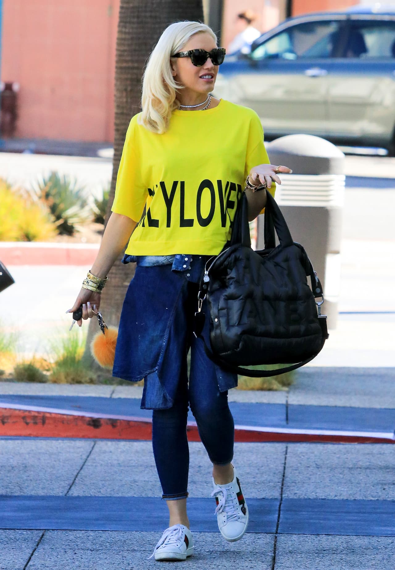 Mientras que los ‘skinny jeans’ ayudan a estilizar las piernas, especialmente si son de tiro alto puesto que visualmente aumentan el largo del torso. Y, como extra, le dan un toque muy jovial a los 'outfits'.