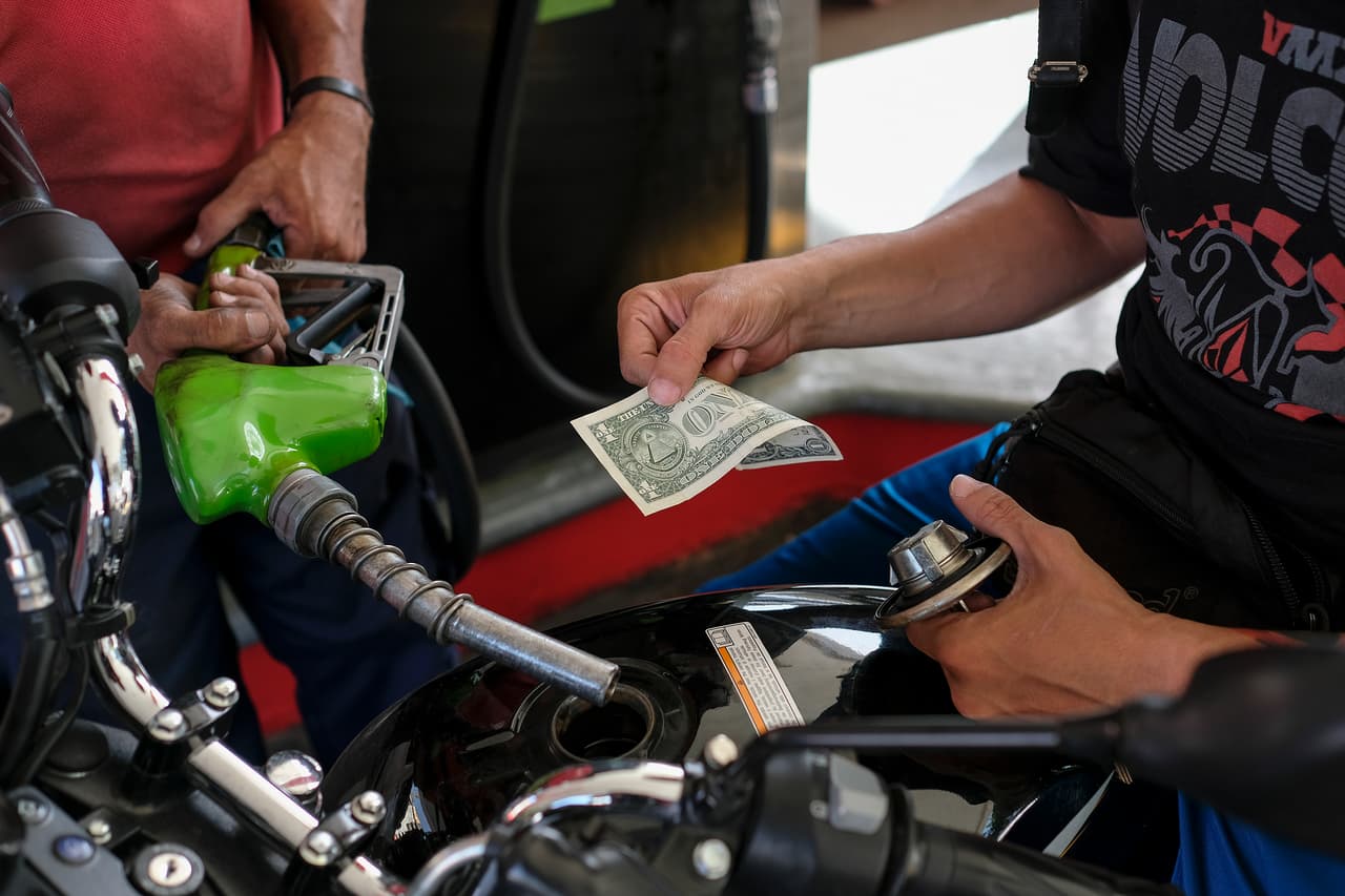 El Fondo Monetario Internacional estima que la inflación alcanzará este año un descontrolado 200,000%.
<a href="https://www.univision.com/noticias/america-latina/la-misma-hiperinflacion-pero-con-cinco-ceros-menos-venezuela-estrena-moneda-en-medio-de-la-crisis">Venezuela quitó cinco ceros de su moneda el año pasado</a> en un intento fallido de seguir el ritmo a la inflación. Pero los precios disparados no tardaron en dejar sin valor a los nuevos billetes.