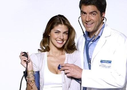 Esta telenovela contaba la historia de 'Macarena' una mujer que durante años vivía engañada pensando que padecía una enfermedad neurológica. Aunque el doctor que la diagnosticaba le complicaba la vida también le mostraba el verdadero significado del amor.