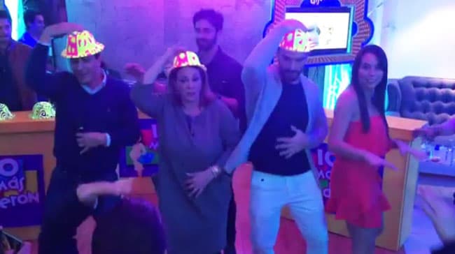 Julián también demostró sus dotes de bailarín.