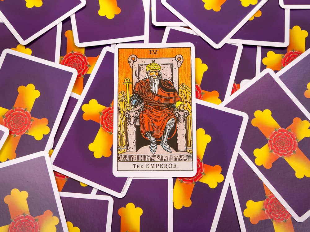 El Emperador es claramente asociado con el arquetipo del Rey en las diferentes culturas del mundo, como un fuerte representante de la fortaleza y dominio masculino, todavía emulando a un patriarcado donde el hombre es más poderoso. Pero por eso hay también Emperatriz, que habla del otro tipo de poder, femenino y espectacular.