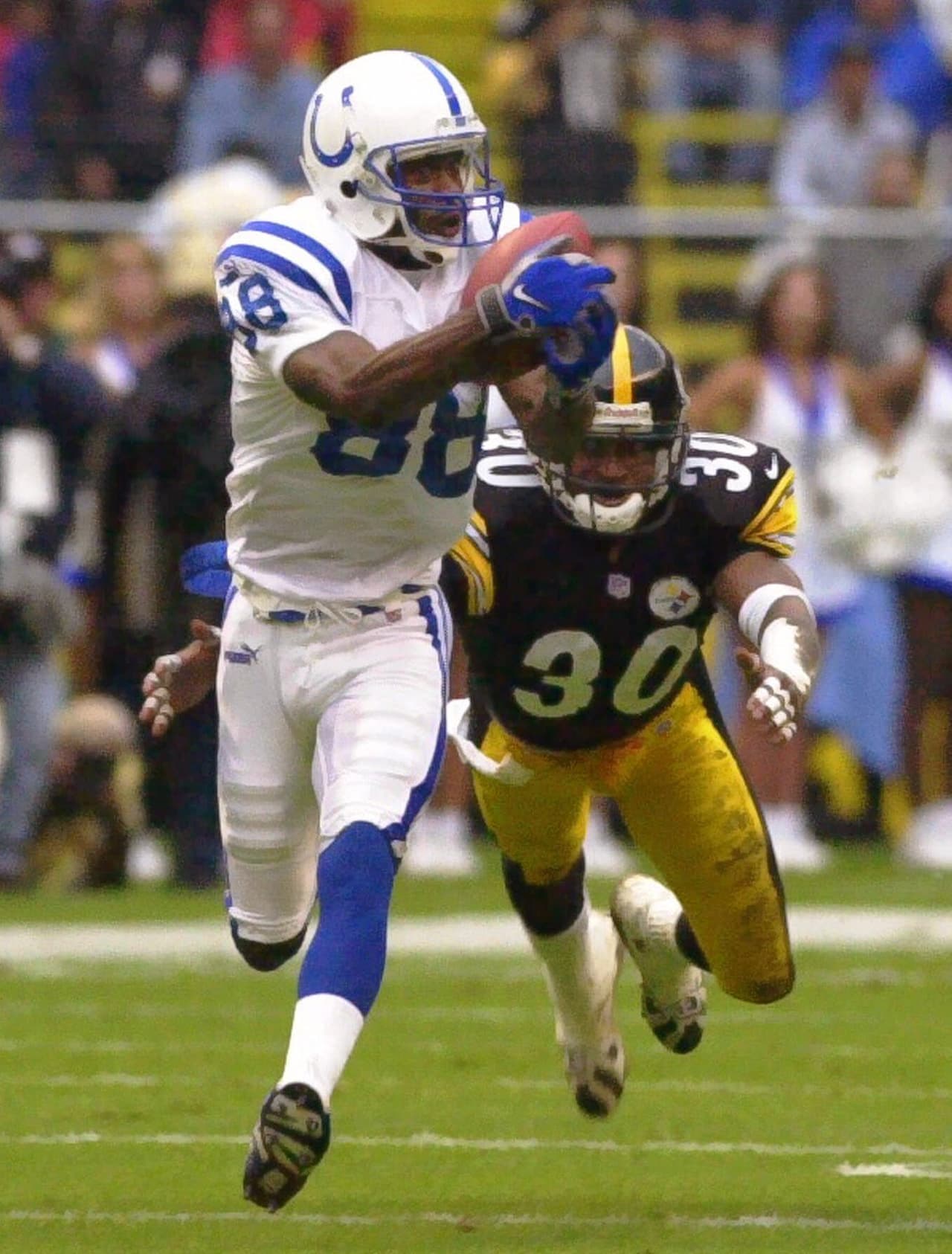 El receptor de los Colts, Marvin Harrison, hace una recepción de touchdown de 77 yardas en partido de pretemporada contra Pittsburgh Steelers el sábado 19 de agosto de 2000 en Ciudad de México.