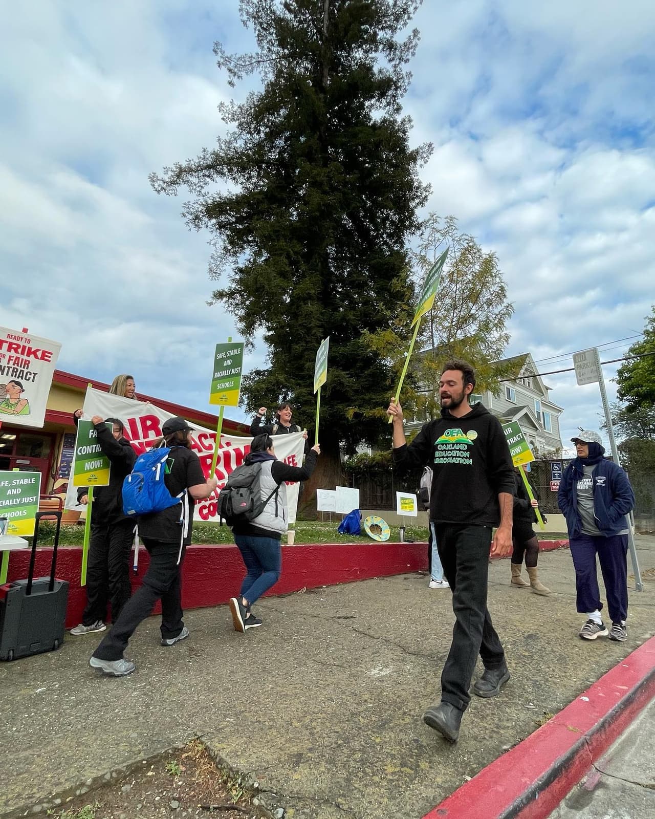 Unos 3,000 maestros se declararon en huelga tras fracasar las negociaciones con el distrito escolar.