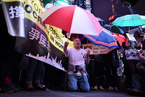 Times Square se cubrió de paraguas de cientos de personas que apoyan las manifestaciones que desde la semana pasada tienen lugar en Hong Kong. Los neoyorkinos bajo el grito “Permanece fuerte Hong Kong” se unieron a la llamada “Revolución de los paraguas”, que busca un “voto libre universal” que termine con el control del gobierno de Pekin sobre las elecciones. Las sombrillas son un símbolo; ya que estas han sido utilizadas por manifestantes para protegerse del gas pimienta de la policía.