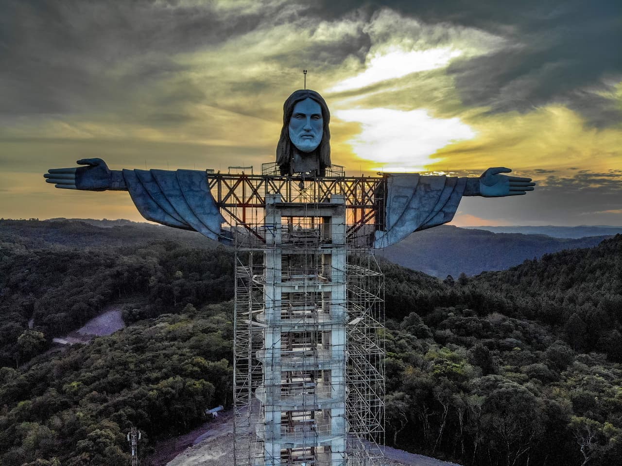 Esta semana fueron erigidos los brazos y la cabeza de la estatua del Cristo Protector, cuya construcción se inició en 2019 en Encantado, estado de Rio Grande del Sur. Tendrá un elevador interno y un mirador.