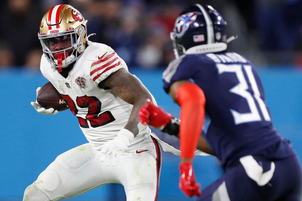 Ryan Tannehill conecta con A.J. Brown y concretan para 145 yardas y un TD en la remontada 17-20 sobre los San Francisco 49'ers.