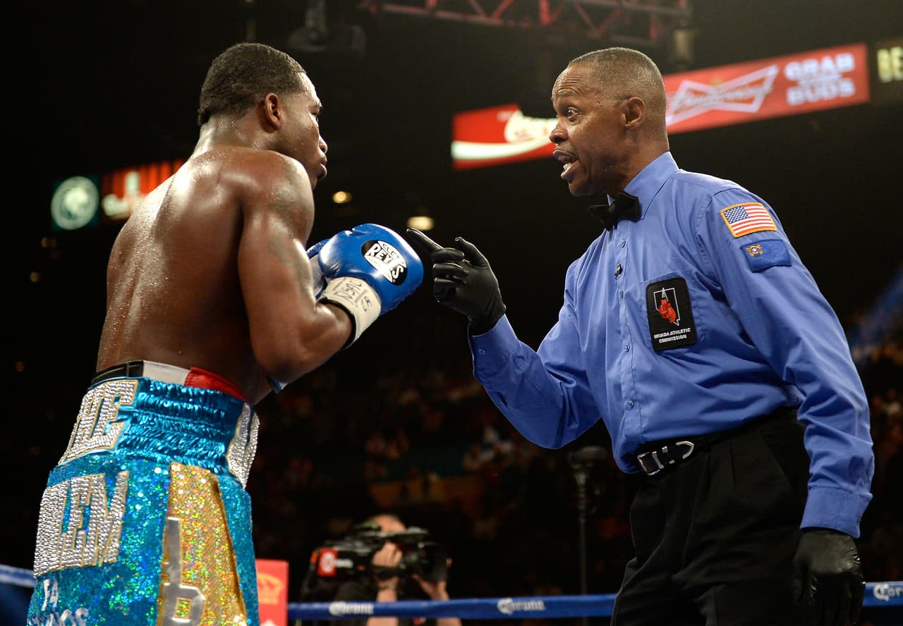 Sus insultos fueron causa de suspensión para el boxeador de parte de la OMBy CMB por su beligerancia, castigo que se levantó una vez se disculpó por lo dicho. Para que respete a México.