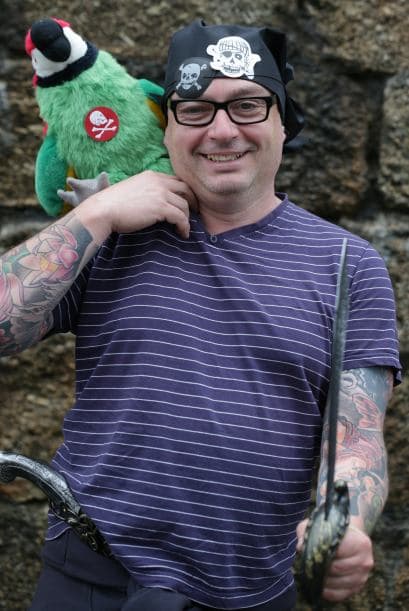 Que se ubica en la península de Cornualles.