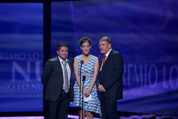 La Arrolladora y Gaby Moreno fueron los encargados de anunciar a los ganadores de la categoría Grupo o Dúo Tropical.