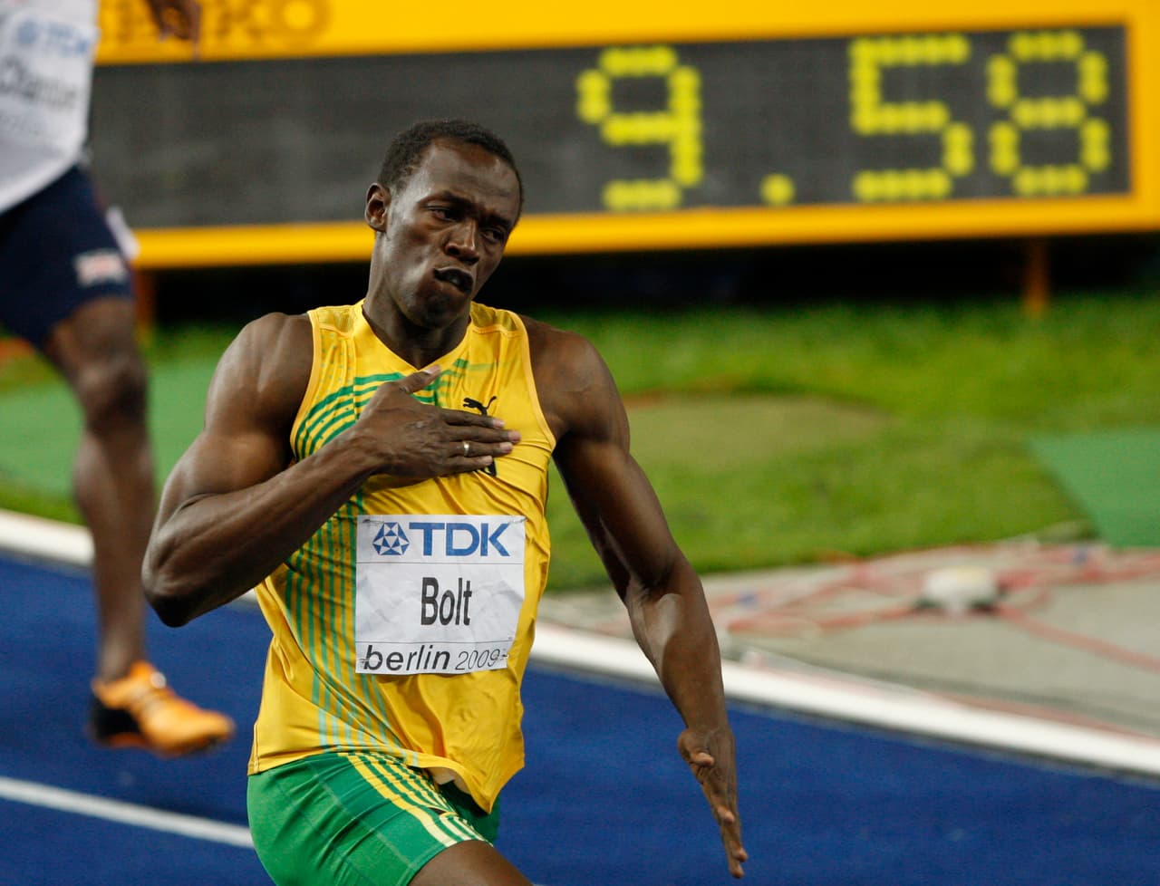 Se metió en los libros de la historia al registrar 9.58 segundos en los Mundiales de Atletismo en 2009, un registro hasta ahora imbatido.