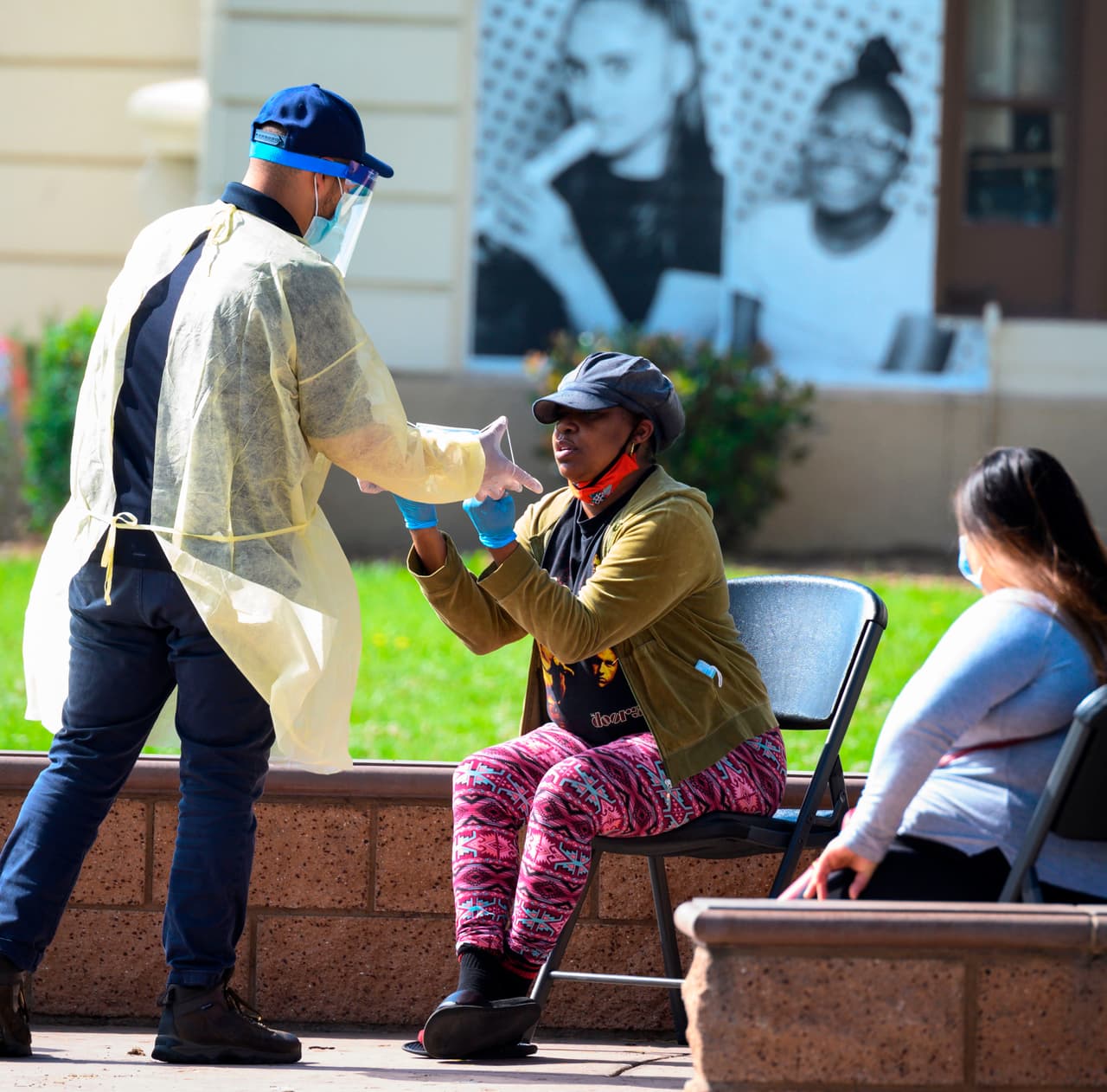 Abren más centros de pruebas de coronavirus en vecindarios latinos en Chicago