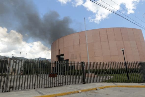 De las ventanas del Congreso era visible la salida de humo.