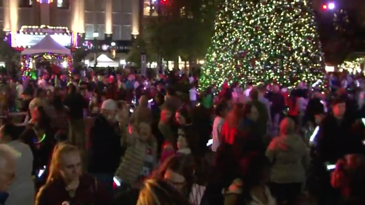 Un niño encendió el árbol de 
<a href="https://www.univision.com/local/houston-kxln/magical-winter-lights-navidad-luces-festival-houston-fotos">Navidad</a> de 70 pies como parte del evento 
<b>Tree Lighting</b> en la zona comercial de 
<b>Market Street</b>.