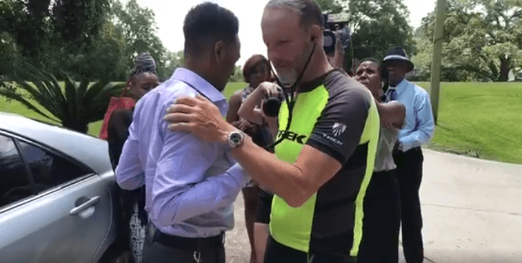 El recorrido de un padre en bicicleta por más de 1,000 millas para escuchar el corazón de su hija