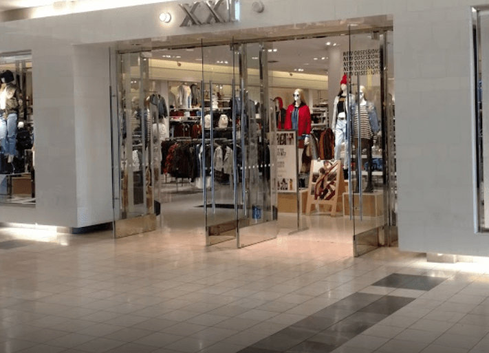 Westfield Topanga Plaza en el número 6600 del bulevar Topanga Canyon, local 60, Canoga Park, CA